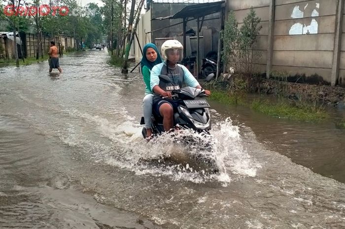 Banjir Mengepung Jakarta, Ini Dampaknya Gardan Motor Matic Kemasukan Air
