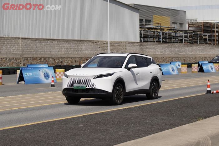 OMODA 7 SHS, Mobil Plug-in Hybrid Dengan Jarak Tempuh 1.400 Km