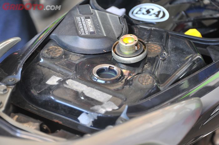 Bukan Cuma Akibat Banjir, Ini Penyebab Ada Air di Dalam Tangki Motor