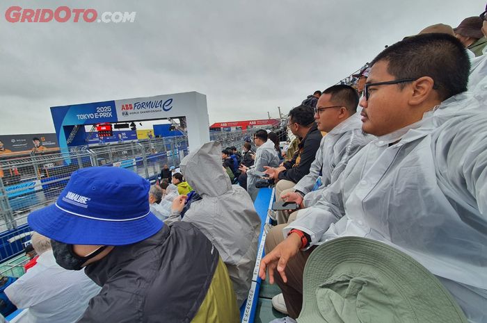 Serunya Nonton Formula E Tokyo, Turun Hujan Masih Tetap Ramai!