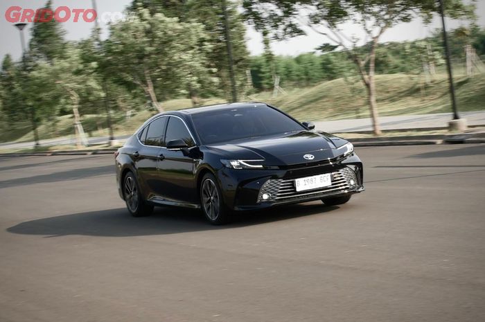 Sedan Eksekutif Toyota Camry Hybrid, Iritnya Tembus 33 KM/L!