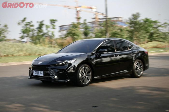 Adu Irit Mesin Hybrid Toyota Camry Vs Honda Accord, Siapa Terbaik?