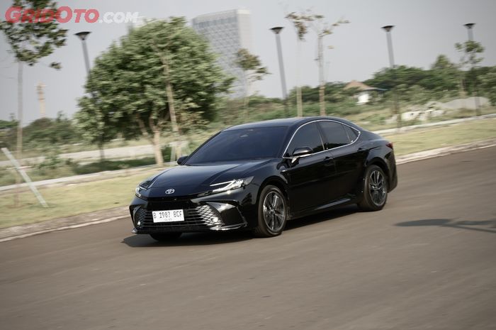 Sensasi Berkendara Toyota Camry Hybrid, Layak Untuk Nyetir Sendiri