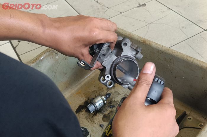 Cegah Mesin Mobil Loyo, Bersihkan Throttle Body Setiap Segini