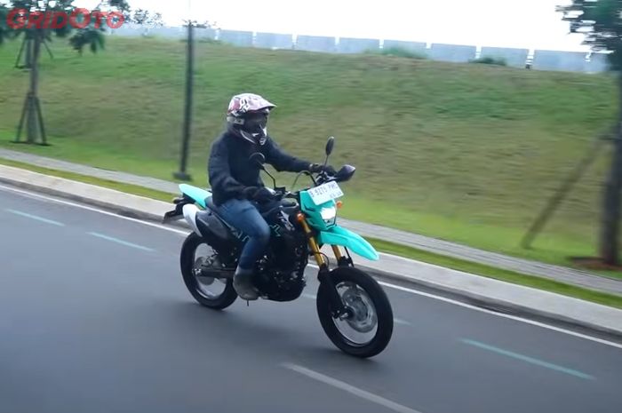 Ganti Posisi D-Tracker, Kawasaki KLX150 SM Dapat Upgrade di Area Ini, Cek Harga Juli 2025