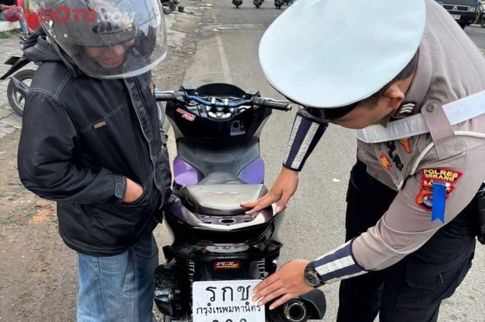 Dikira Turis Thailand, Pengendara Honda PCX 160 Kena Denda Tilang Setengah Juta Karena Pelat Nomor