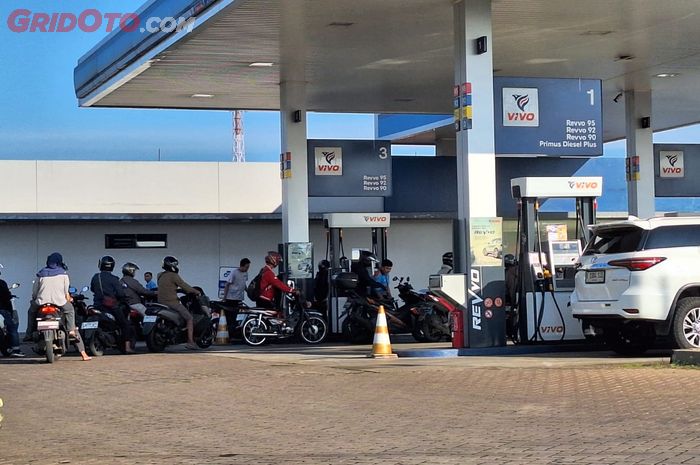 Stok BBM Masih Lengkap, SPBU Vivo Langsung Diserbu Mobil dan Motor