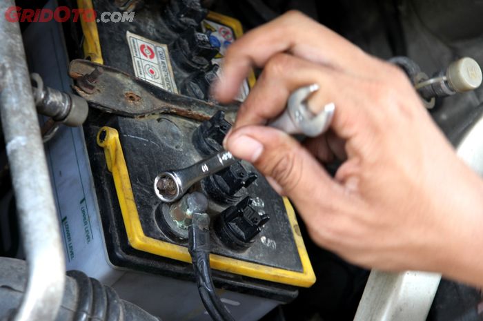 Ini Akibatnya Kalau Kepala Aki Mobil Bekas Dikencangkan Berlebihan