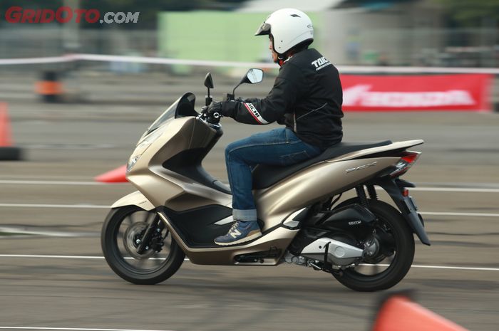 Pernah Merasakan Motor Matic Oleng Saat Lewati Tambalan Aspal? Komponen Ini Penyebabnya