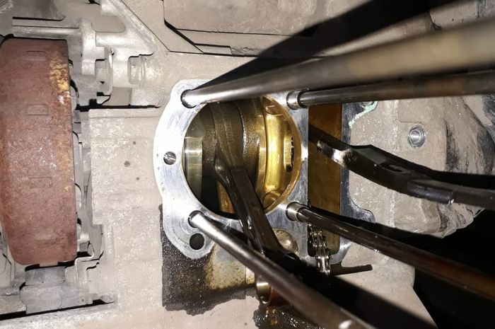 Ini Sebabnya Saat Bongkar Mesin Motor Warnanya Jadi Keemasan