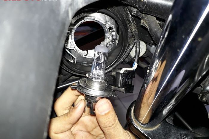 Jadi Tahu, Ternyata Kaca Bohlam Lampu Halogen Tidak Boleh Dipegang, Ini Alasannya