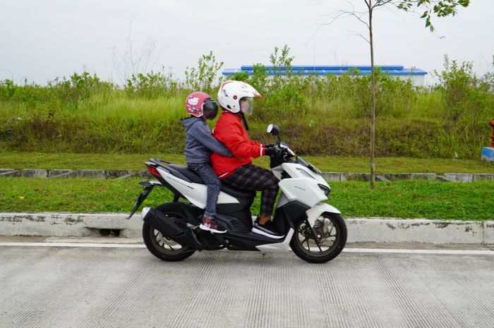 Haram Duduk di Depan, Ini Wejangan Pakar Safety Soal Cara Aman Riding Bareng Bocil