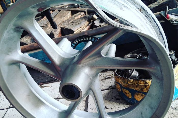 Cara Gampang Cegah Pelek Motor Peyang, Cuma Modal Rp 3 Ribu!