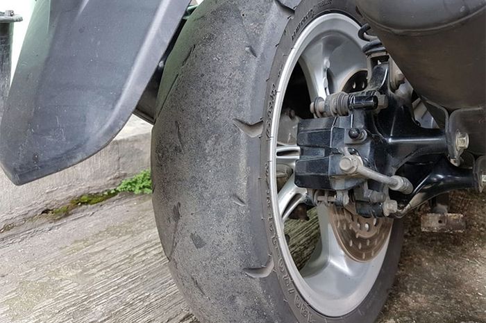 Gak Ada Yang Ngebentuk, Ini Penyebab Ban Motor Bisa Berubah Mengotak Sendiri