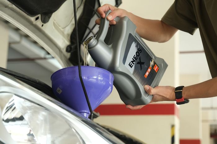 Baru Tahu, Tuang Oli Mesin Mobil Melebihi Kapasitas Bikin Jadi Gini