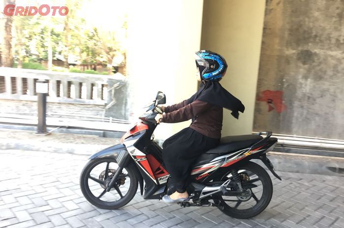 Banyak Anggapan Cewek Kalau Bawa Motor Bikin Bahaya, Begini Penjelasan Pakar