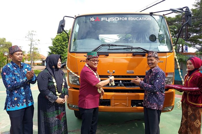 Gak Nanggung, KTB Berikan Cuma-cuma Mitsubishi Fuso Fighter ke SMK Negeri 1 Kamal Madura