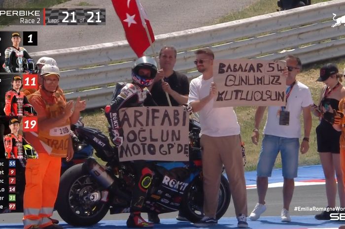 Sebut Nama Arif dan MotoGP, Ini Arti Selebrasi Toprak Razgatlioglu