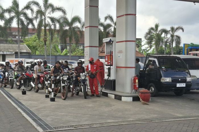 Mobil-Motor Pelat Nomor P Berbondong-bondong Sedot Pertalite dan Pertamax di Lumajang, Ini Sebabnya