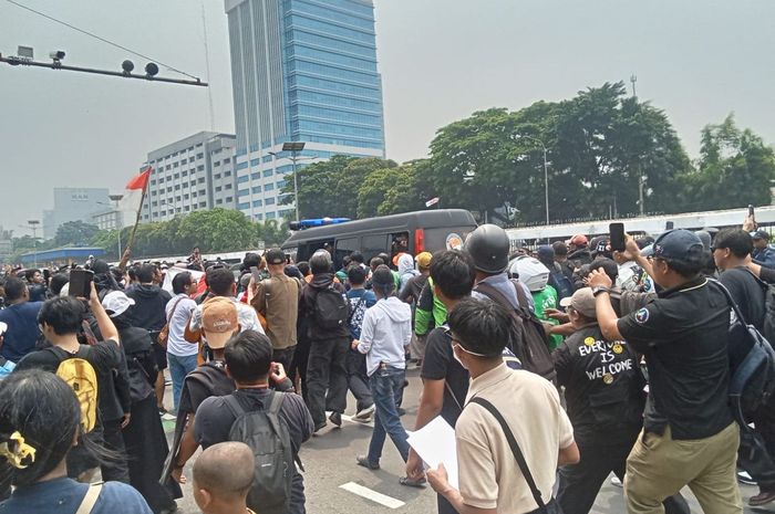 Demo Depan Gedung DPR Diwarnai Penyerangan Mobil Polisi Oleh Massa, Diduga Tahan Pelajar
