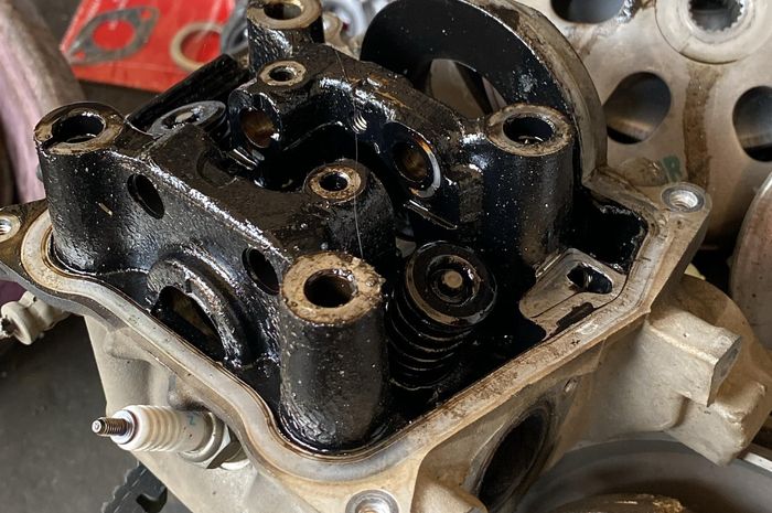 Serem Banget! Ternyata Begini Efeknya Pakai Oli Palsu Buat Mesin Motor