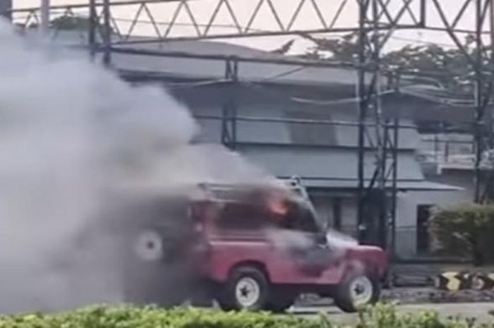 Land Rover Dikepung Asap Pekat Sabtu Pagi, Membara Saat Ditinggal Jogging Pemilik