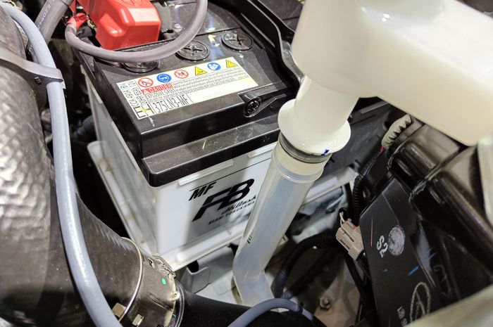 Terlihat Sederhana, Begini Cara Buka Aki Mobil yang Benar Biar Aman