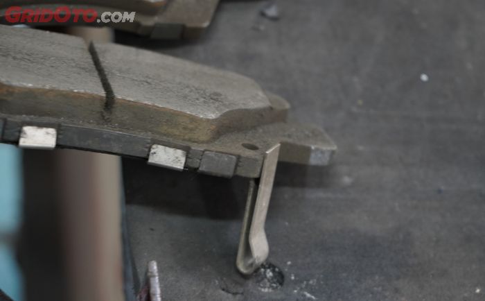 mobil bekas, kampas rem, kampas rem mobil, cara cek kampas rem mobil, cara cek kampas rem, cara mudah cek kampas rem mobil, Cek Kondisi Kampas Rem Mobil Gak Harus Repot Buka Roda, Cukup Lihat Dua Bagian Ini