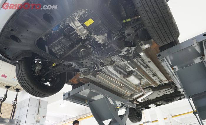 mobil bekas, bahaya mobil terobos banjir, dampak mobil terobos banjir, komponen apa yang berkarat bila mobil terobos banjir, bahaya terobos banjir, Jangan Nekat Terobos Banjir, Tiga Komponen di Mobil Ini Bisa Berkarat