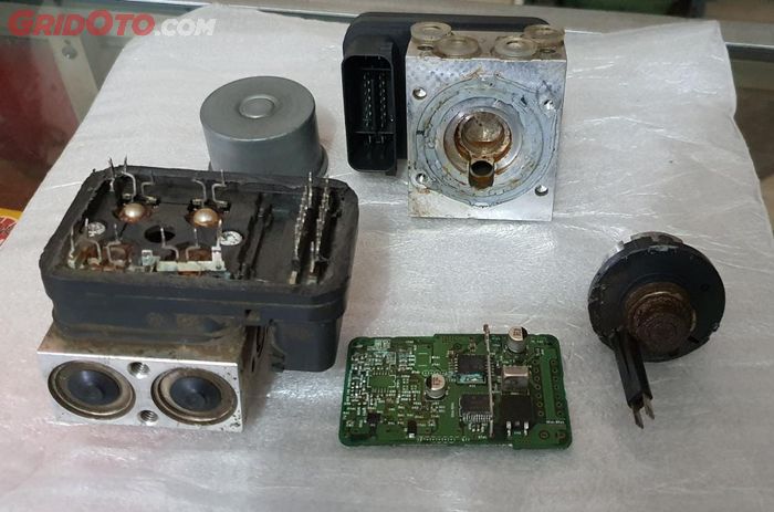 motor bekas, rem abs, rem abs mobil, cara merawat rem abs, cara merawat rem abs motor, cara mudah merawat rem abs motor, gimana cara merawat rem abs motor, Biar Rem ABS di Motor Umurnya Awet, Begini Cara Mudah Merawatnya