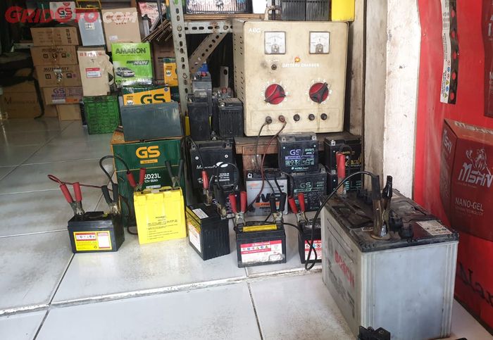 mobil bekas, aki kering, aki kering mobil, penyebab aki kering minta setrum terus, Ini Sebabnya Aki Kering Mobil Sering Bolak-balik Minta Disetrum Ulang