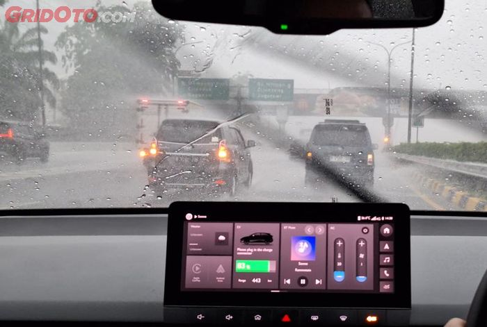 hujan deras, lampu mobil, lampu hazard, mobil bekas, lampu hazard mobil, Ini Sebabnya Saat Hujan Deras Jangan Pakai Lampu Hazard, Simak Ya