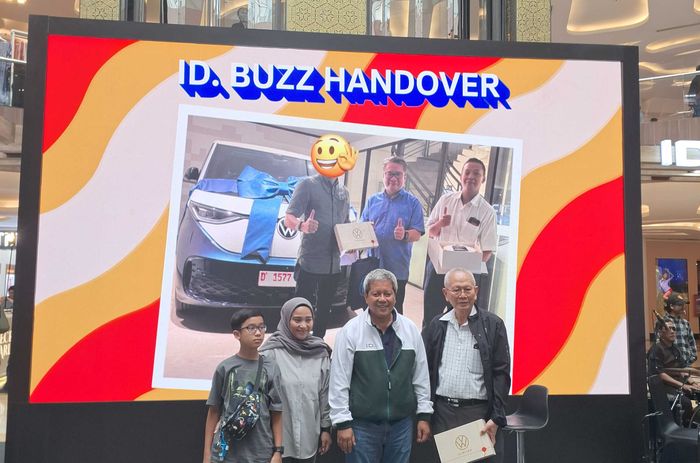 mobil listrik, volkswagen indonesia, vw kombi, PT Garuda Mataram Motor, Volkswagen ID. Buzz, Unit Pertama Volkswagen ID. BUZZ di Bandung, Resmi Pindah Tangan ke Konsumen