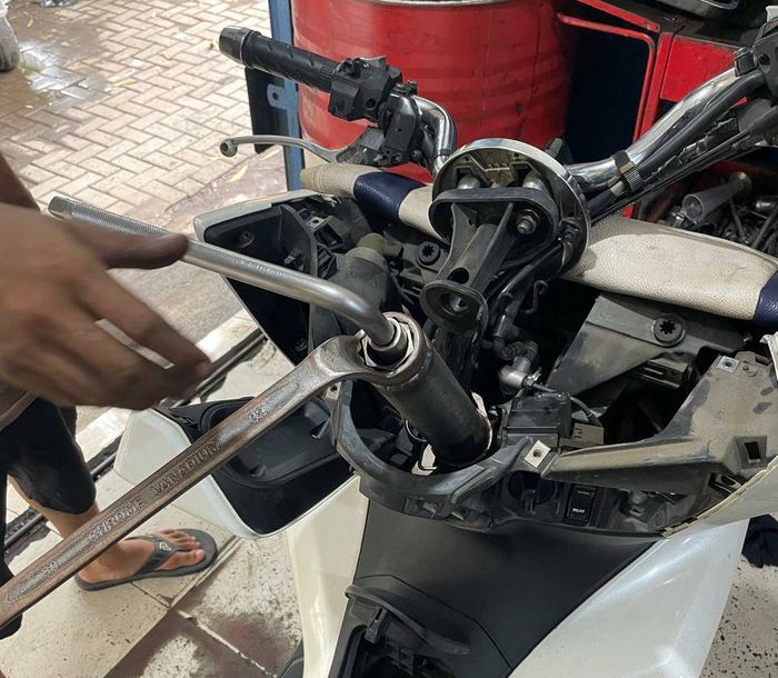 motor bekas, komstir motor, komstir, penyebab komstir cepat rusak, penyebab komstir cepat oblak, penyebab komstir motor cepat oblak, kenapa komstir motor cepat oblak, Akhirnya Tahu, Penyebab Sepele Komstir Motor Bisa Cepat Oblak