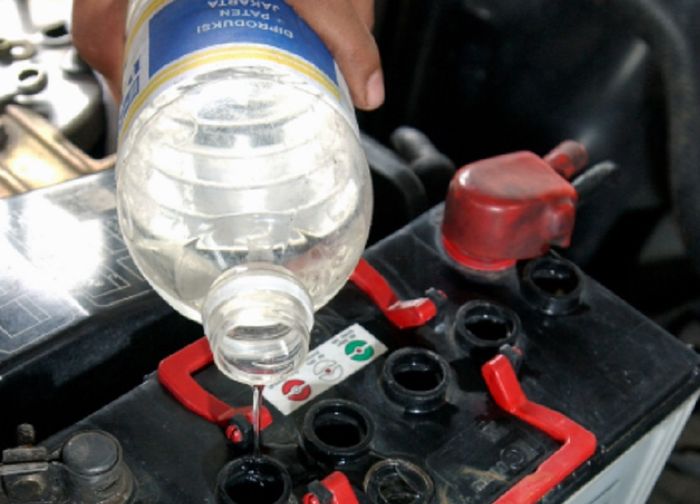 mobil bekas, air aki, aki basah, aki mobil, aki konvensional, dampak air aki kering, bahaya air aki kering, Air Aki Mobil Bekas Jangan Disepelekan, Dampak Jangka Panjangnya Bikin Kantong Bolong