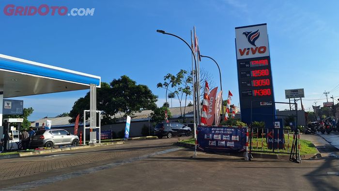 vivo, SPBU, shell, bensin langka, Stok BBM Masih Lengkap, SPBU Vivo Langsung Diserbu Mobil dan Motor