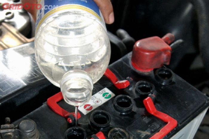 Wajib Tahu, Ternyata Ini Bedanya Air Aki Botol Merah dan Biru