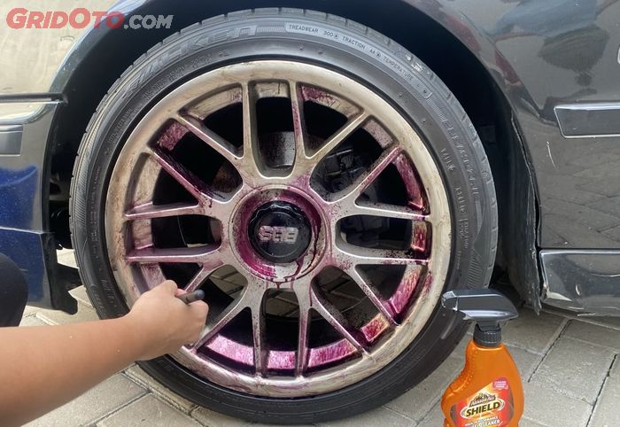 mobil bekas, pelek mobil, bersihkan pelek mobil, cara bersihkan pelek mobil, cara bersihkan pelek, wheel cleaner, Cara Bersihkan Pelek Mobil kotor Pakai Cairan Pembersih Wheel Cleaner