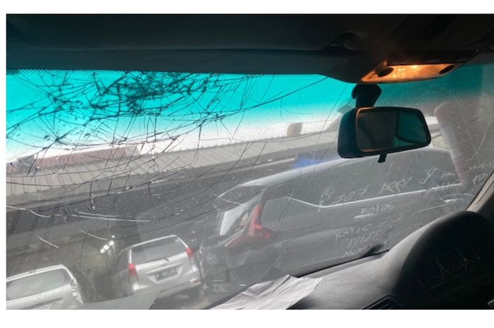 Langsung Ganti, Kaca Mobil Retak dan Baret Tidak Dianjurkan Diperbaiki