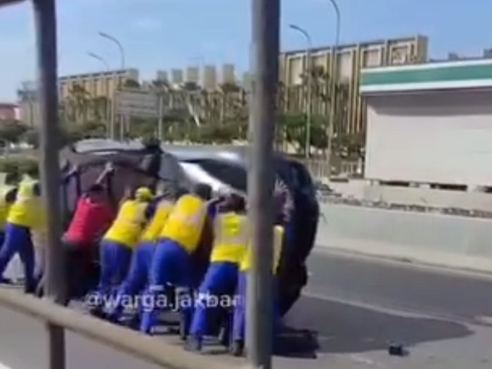 Ferrari, mobil towing, towing, Ferrari purosangue, Purosangue, Sopir Towing Merana, Ferrari Purosangue Harga Rp 18 M Ini Terbalik Miring