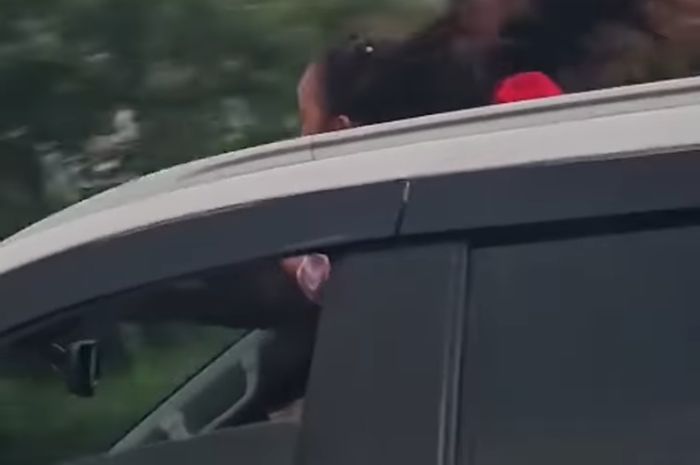 Ingat, Sembarang Keluarin Kepala dari Sunroof Bisa Ditilang