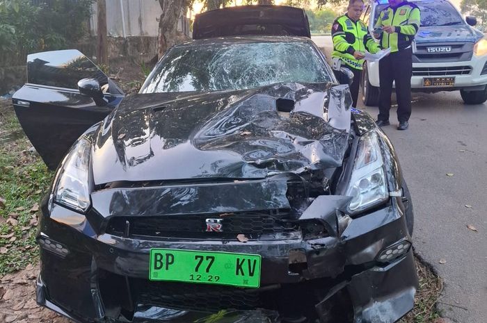 Seekor Godzilla Nissan GT-R R35 Mengamuk Banting Yamaha Mio J, Renggut Satu Nyawa Wanita