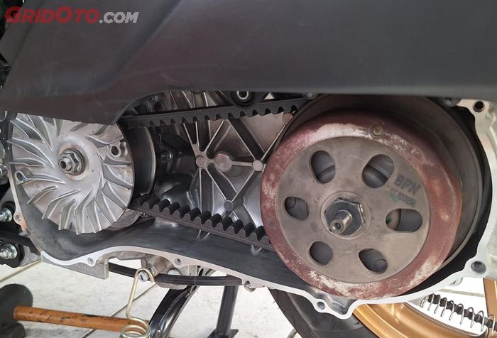 motor matic, cvt motor matic, penyebab sil cvt bocor, penyebab sil cvt bocor terus, penyebab sil cvt motor matic bocor, sil cvt motor matic, seal cvt motor matic, sil cvt, seal cvt, Seal Kruk As Motor Matic Gampang Bocor? Penyebabnya Dari Sini