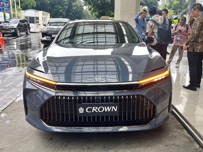 menteri esdm, toyota crown, Bahlil Lahadalia, Bahlil Test Drive Toyota Crown, Global Hydrogen Ecosystem 2025, Momen Bahlil Lahadalia Jajal Toyota Crown Hydrogen Fuel-Cell, Bodi Enggak Goyang