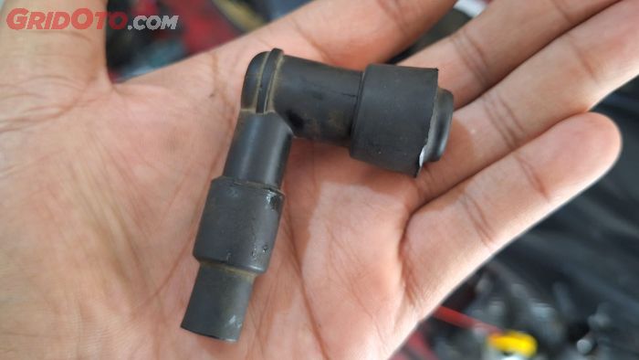 motor matic, penyebab motor mogok, cop busi, motor mogok saat hujan, penyebab motor matic mogok, Dua Komponen Ini Jadi Penyebab Motor Matic Mogok Saat Hujan, Apa Saja?