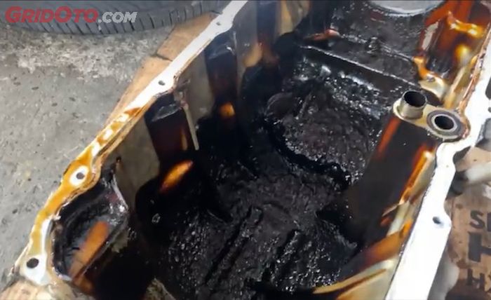oli mesin, mesin motor, motor bekas, oli mesin motor, penyebab oli mesin bisa jadi lumpur, penyebab oli mesin bisa jadi oil sludge, kenapa  oli mesin bisa jadi lumpur, oli mesin jadi lumpur, bahaya oli mesin jadi lumpur, Ini Sebabnya Oli Mesin Motor Bisa Jadi Kerak kotoran atau Lumpur
