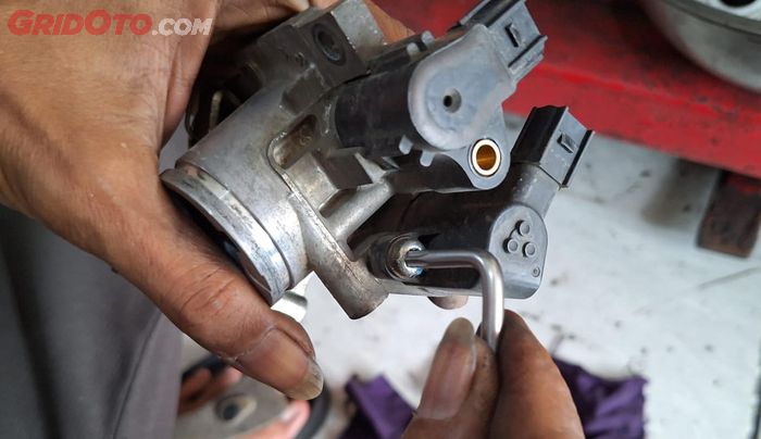 motor bekas, baut, Cara Buka Baut Berkarat, cara buka baut, cara buka baut keras, cara buka baut keras di motor, Cara Buka Baut Motor Yang Keras Dengan Memakai Kunci T Panjang