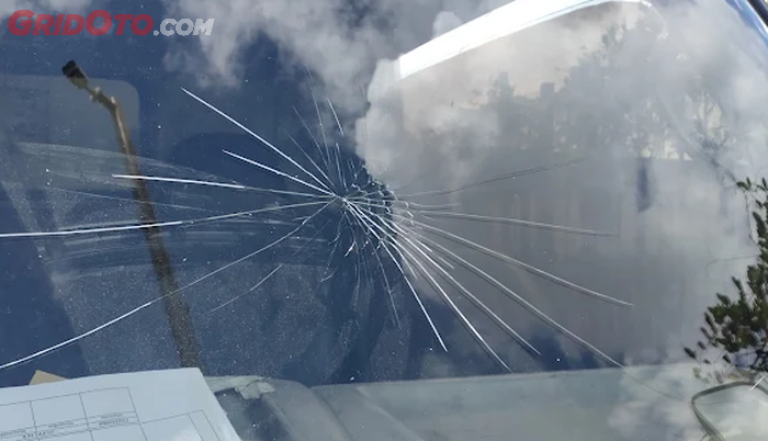 kaca mobil, mobil bekas, Penyebab kaca mobil pecah, penyebab kaca mobil retak, penyebab kaca tiba-tiba retak, Ternyata Ini Sebabnya Kaca Mobil Tiba-tiba Bisa Pecah Sendiri, Baru Tahu