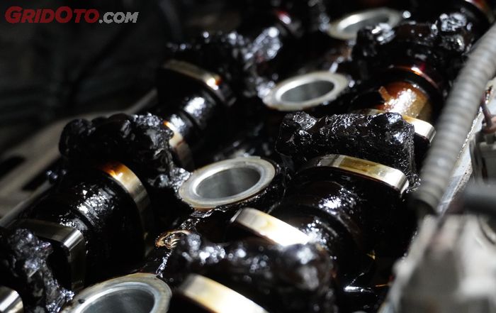 oli mesin, pompa oli, pelumasan, sludge, keausan, endapan, Sludge Oli Mesin Bisa Mengganggu Pelumasan Mobil, Begini Penjelasannya