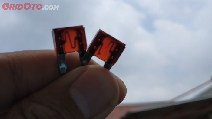 lampu rem, mobil bekas, rem mobil, lampu rem mobil, lampu rem mobil putus, penyebab lampu rem mobil mati, penyebab lampu rem mati, penyebab lampu rem putus, penyebab lampu rem mobil putus, Ini Dua Penyebab Lampu Rem di Mobil Cepat Putus, Salah Satunya Sepele